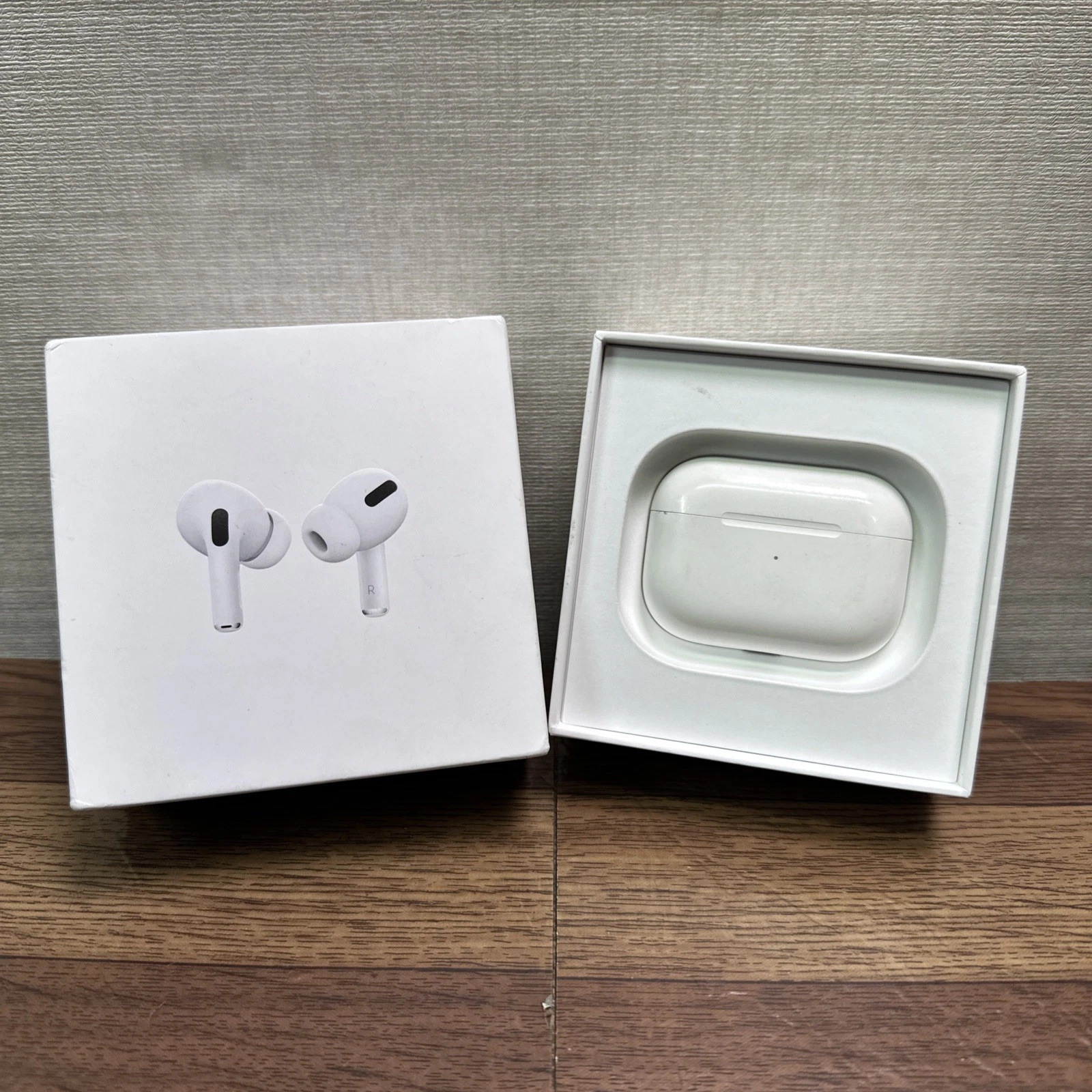 Apple AirPods Pro with Wireless Charging Case A2190 / READ