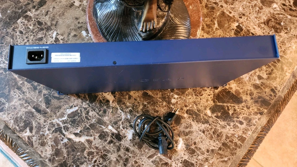 Netgear ProSafe 24+4 FS728TP умный коммутатор 24 порта со шнуром питания - Изображение 3 из 4