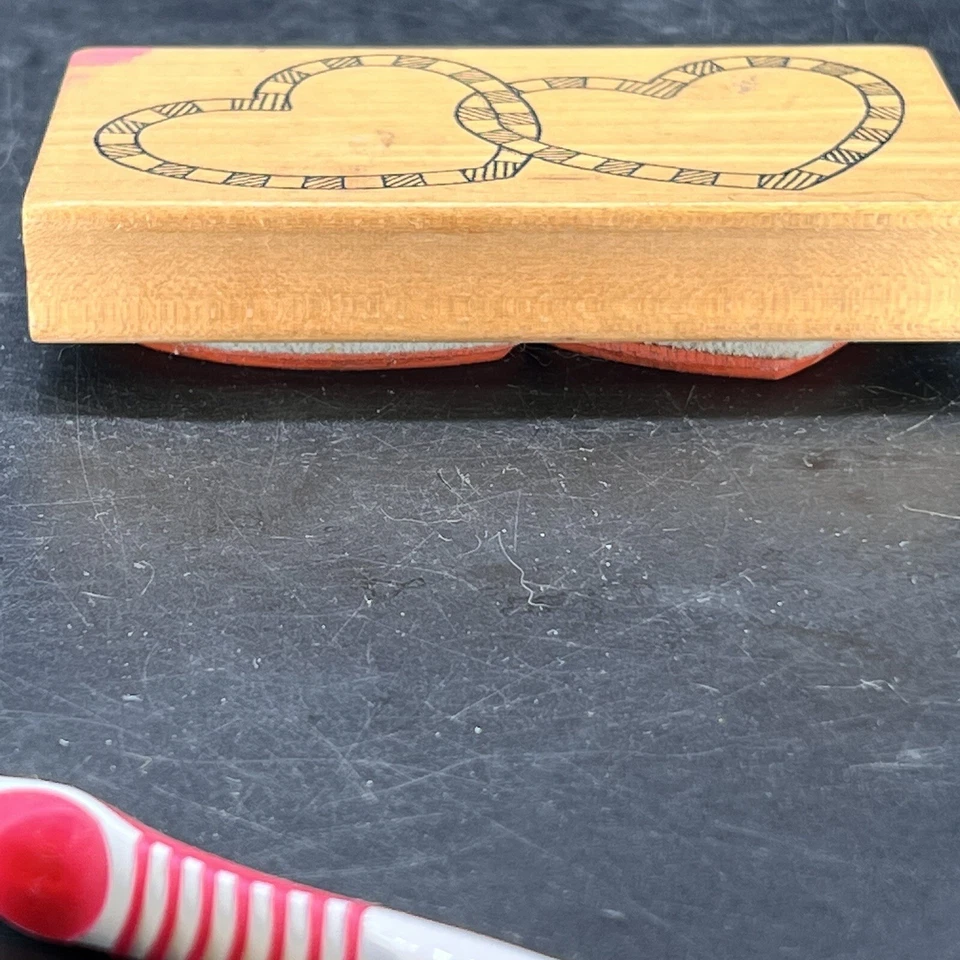 Sello de goma Darcie’s dos corazones vinculados montado en madera amor día de San Valentín Q3130 Foto 3 de 4