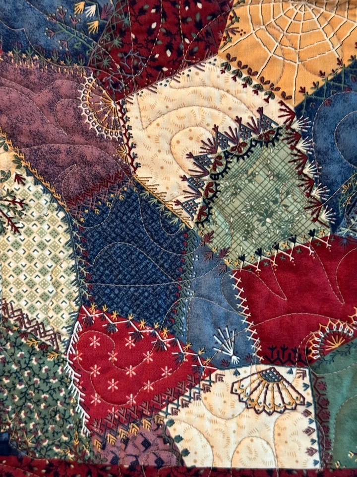 Edredón de retazos hecho a mano y acolchado 77" x 93" Twin Crazy Foto 3 de 4