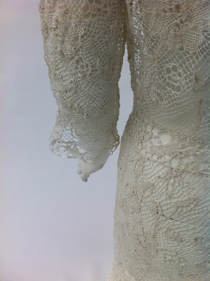 Robe longue en dentelle blanche faite main vers 1900 - Photo 4/4