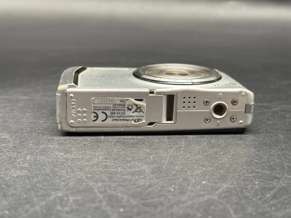 Fujifilm FinePix F40fd Digitalkamera Silber 8,3MP Super CCD Kompakt Vintage - Bild 4 von 4