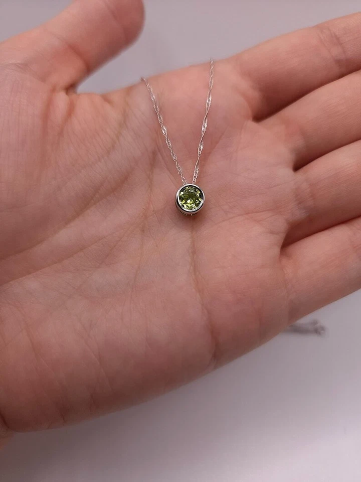 Collar solitario de piedra de nacimiento con bisel de peridoto de corte redondo de 2 quilates enchapado en oro amarillo de 14 quilates Foto 3 de 4