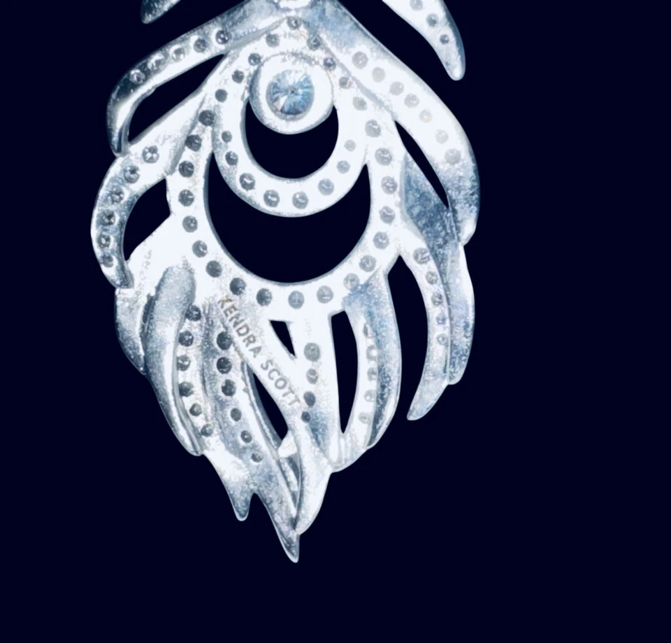 Pendientes colgantes de plumas Kendra Scott Elettra tono plateado pavo real usados en excelente estado ¡difícil de encontrar! Foto 3 de 4