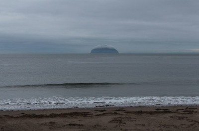 Foto 6x4 Girvan Ufer mit Blick auf die Ailsa Craig mit Hut auf. c2017
