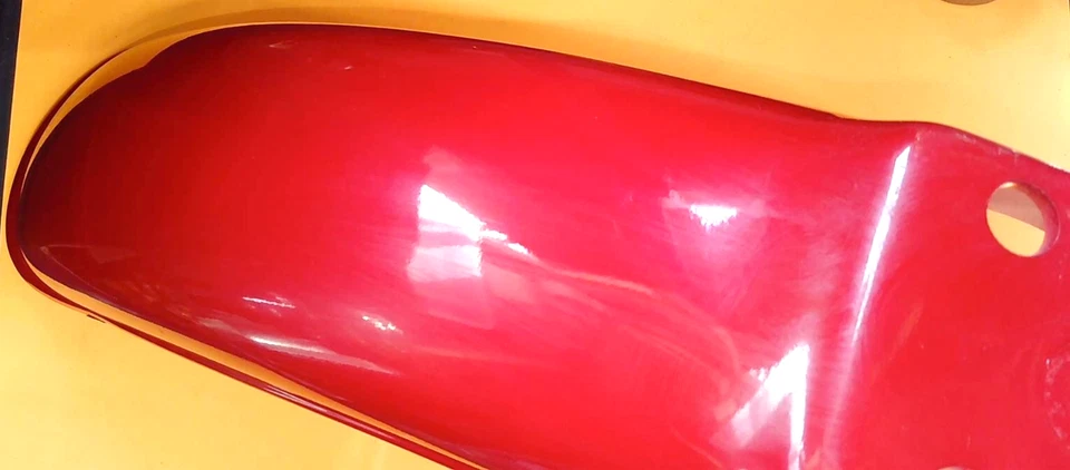 Guardabarros delantero original Suzuki 1974 TS250 53111-28300-293 MÁRMOL ESCARLATA NUEVO DE STOCK OEM Foto 2 de 3