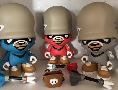 Superplastic Flying Förtress Vinyl Figure Art Toy   Set 8 Inch Kidrobot Graffiti