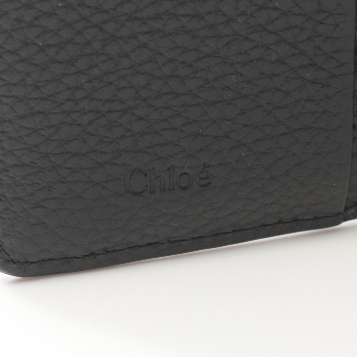 ★Chloe★ Small Alphabet 3-fold Wallet Black CHC21WP945F5700 Chloé Small Chloé Charms Tri Fold Wallet In Grained Leather
