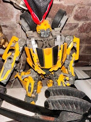 Transformers Ultimate Bumblebee (2007)   Elektronische Actionfigur im Camaro-Des