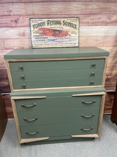 Beautiful MCM solid wood, 5 dovetailed drawer dresser with lined drawers