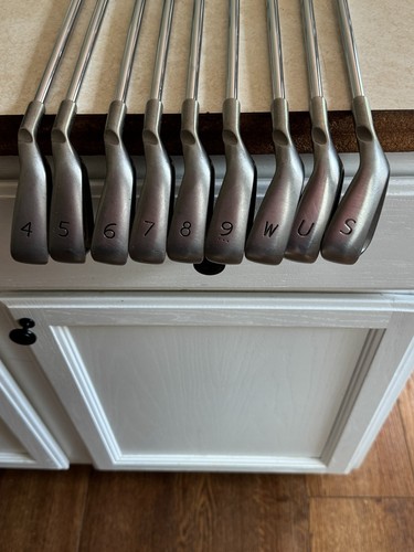 Ping G5 Eisensatz, 4-PW, UW, SW - Black Dot Stahlschäfte, Regular Flex GRÜN UW