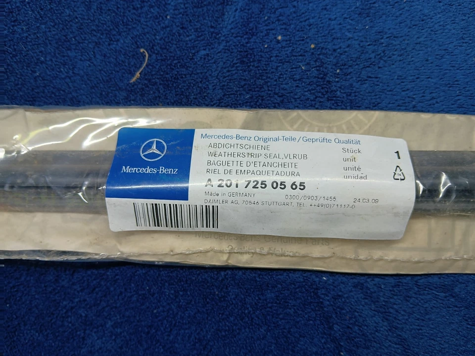 Mercedes Benz W201 190E 190D Ventana Delantera Bahía Tapicería Sello A2017250565 Foto 2 de 4