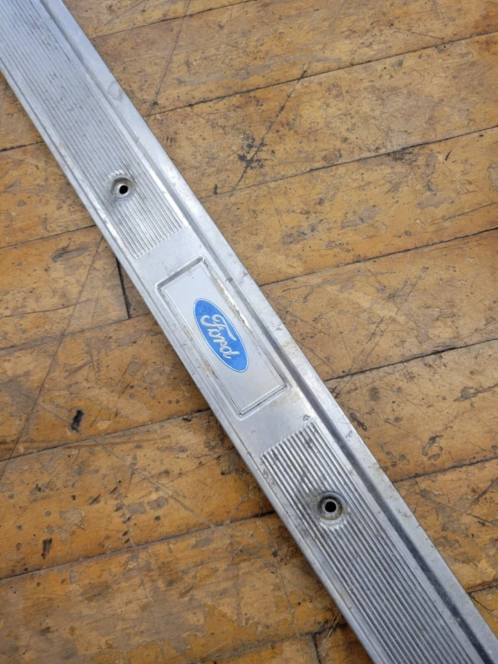 Ford Thunderbird 1977 delantero izquierdo lado del conductor cromado panel de moldura plateado OEM Foto 2 de 4