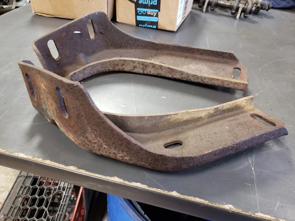 Juego de soportes de montaje de parachoques trasero Buick Wildcat Lesabre 1966 Foto 2 de 4