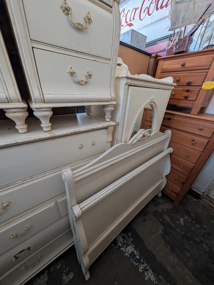 White Fine Furniture French Provincial 8-Pc Bedroom Set Full Headboard - Image 3 of 4