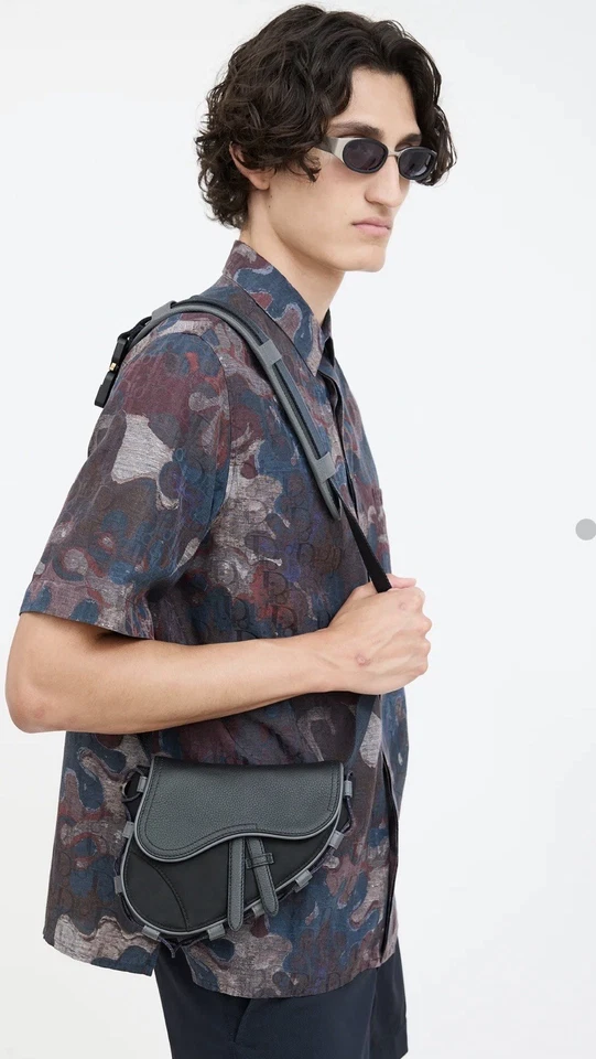 Bolso Saddle Dior x Sacai - Bandolera de piel de becerro granulada negra (edición limitada) Foto 4 de 4