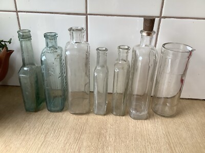 Restposten 7 antike Glasflaschen und Unzen Messkrug