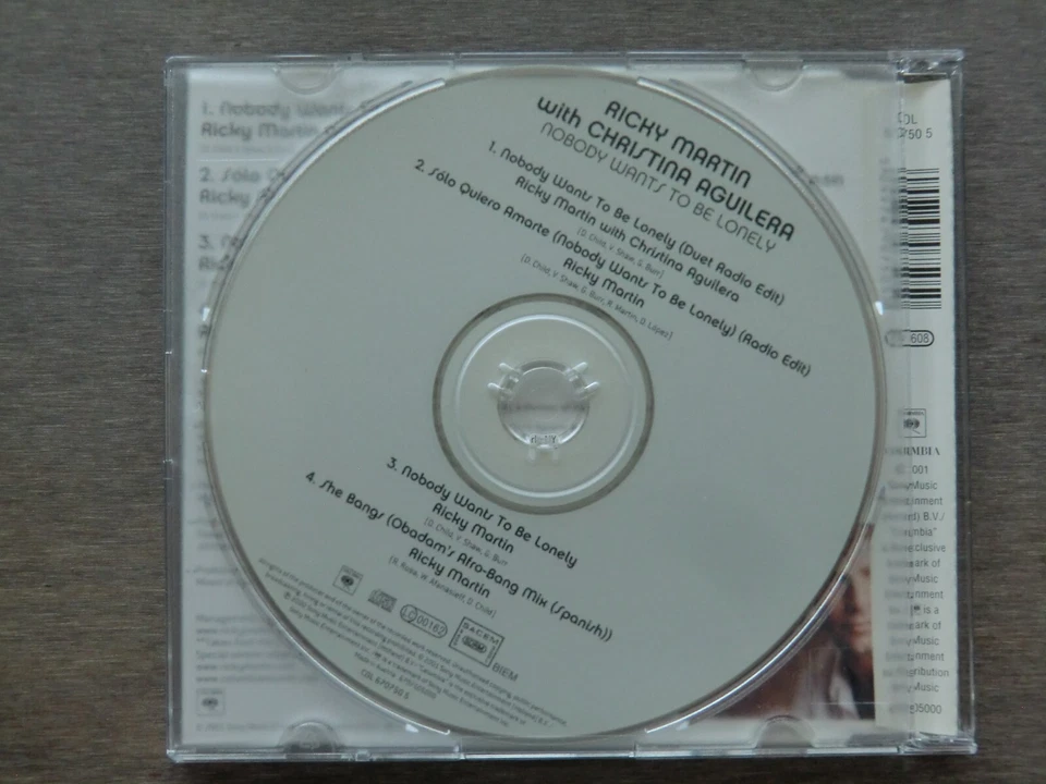 Ricky Martin With Christina Aguilera – Nobody Wants To Be Lonely - Bild 2 von 3