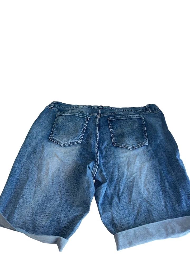 Pantalones Cortos Royalty For Me Plus Para Mujer Calce Curvilíneo 24W Bermudas Envejecidas Foto 2 de 4