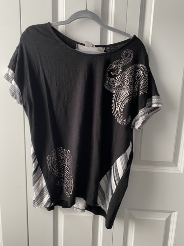 Zenergy by Chico’s Black And White short sleeve top geometric design Size 3