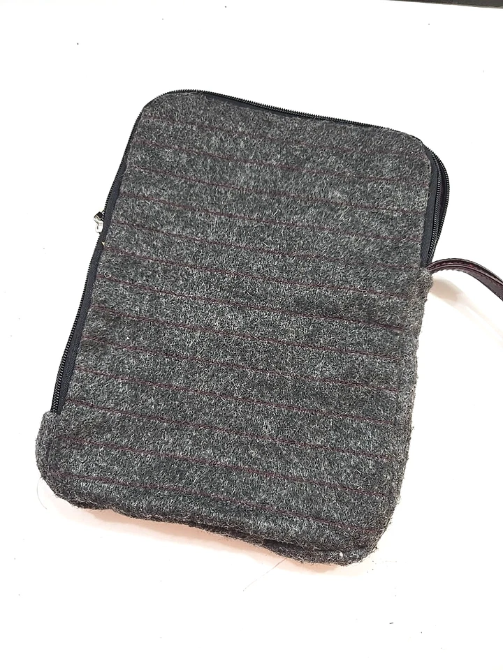 Virgin Atlantic Upperclass Gray Felt Amenity Bag Vertical Zipper Pouch - Image 3 of 4