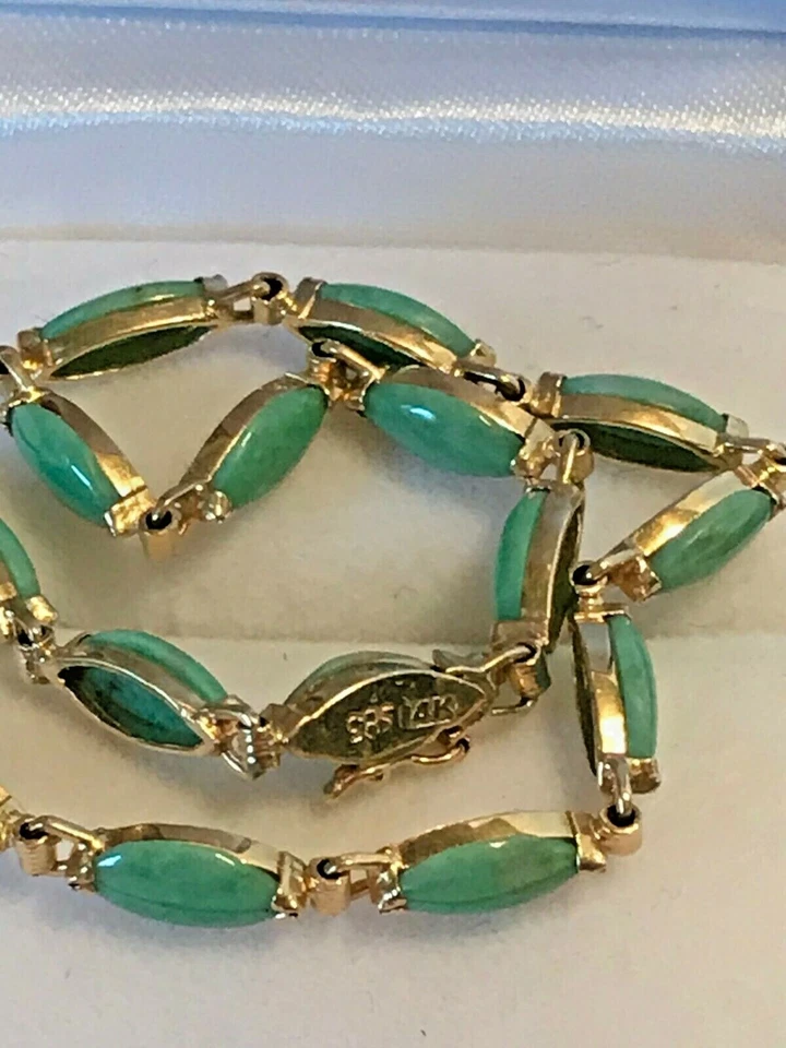 Brazalete sólido de jadeíta verde manzana 14k con pestillo de seguridad  Foto 2 de 4