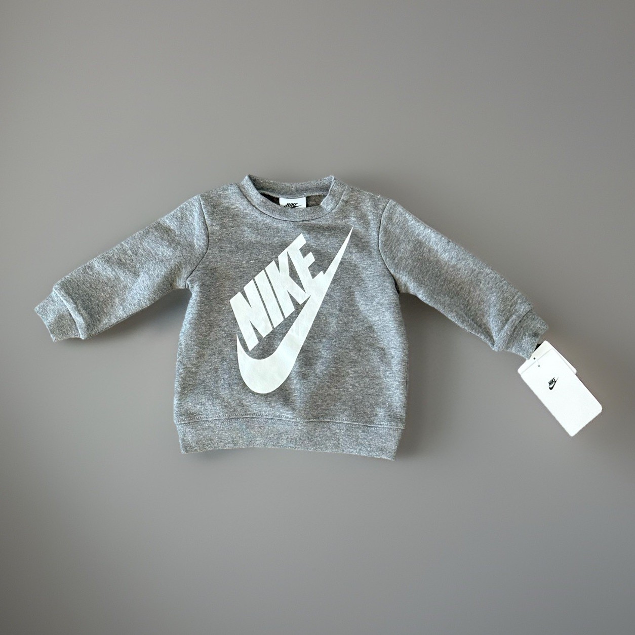 NUEVO CON ETIQUETAS Sudadera Nike Bebé Cuello Redondo Gris Talla 12 Meses Otoño Escuela Play Futura Logo