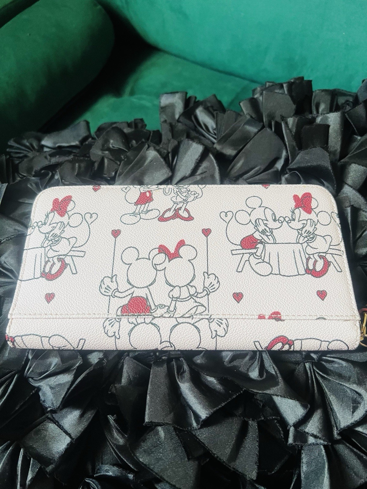 Dooney and Bourke Disney Mickey & Minnie Valentine’s Day 2022 Wallet🎀 ...