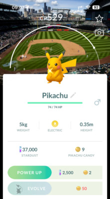 Glänzender Pikachu Seattle MLB Mariners Baseball Court Hintergrund MaIe P T C