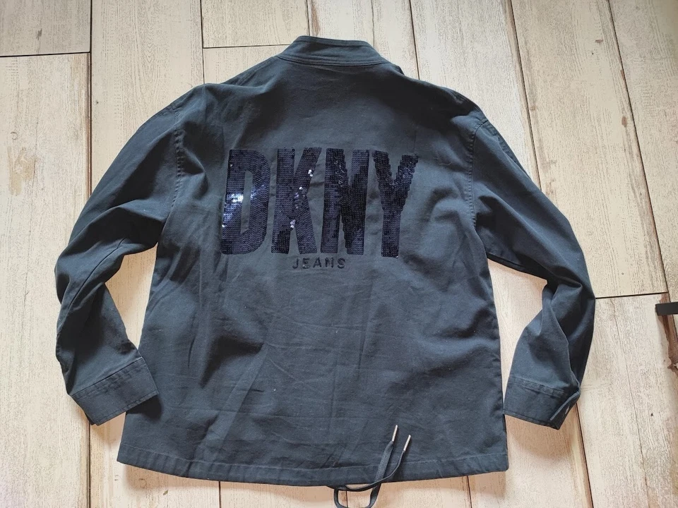 Chaqueta utilitaria de gran tamaño con logotipo de lentejuelas azul marino DKNY Reino Unido 12/14/16 grande £120 Foto 4 de 4