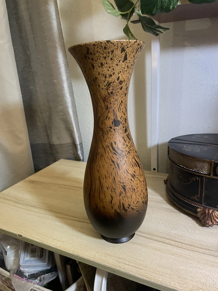 Jarrón ornamental de madera cónico tallado a mano con estampado de leopardo Foto 3 de 4