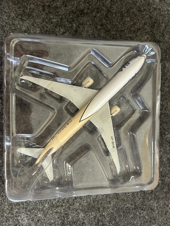 Modelo de avión Herpa 1/500 Boeing B777-300ER RAP-BHW Pakistán Foto 2 de 4