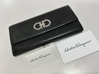 $620 SALVATORE FERRAGAMO Ladies  GANCINI  BLACK LEATHER WALLET