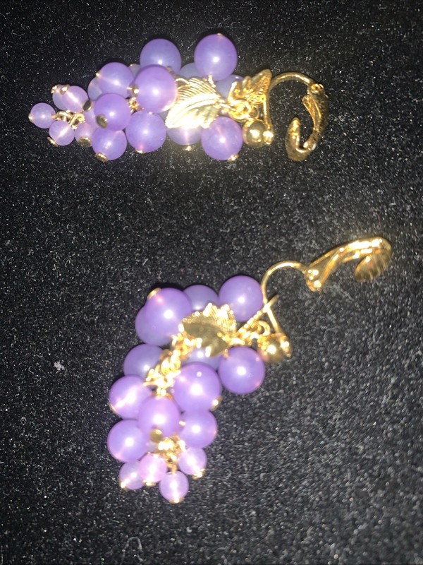 Vintage Avon Frosted Purple Wine Grapes Clip Earrings Gold Tone Dangle Cluster