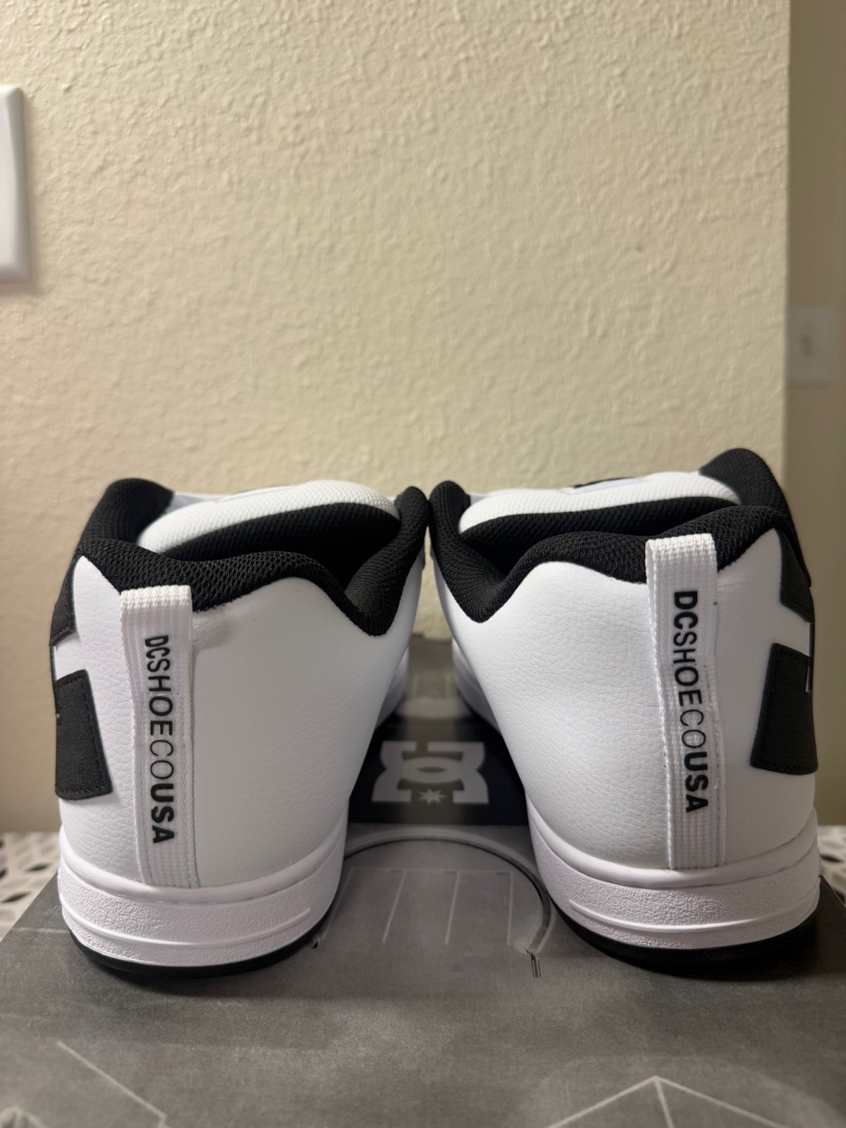 DC SHOES SKATE COURT GRAFFIK WHITE - BLACK 300529 WLK MENS SIZE 10 BRAND NEW