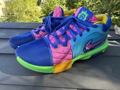Nike Herren LeBron Witness 8 Sneaker EU 45 Blau/Pink/Grün/Gelb 'I Promise'