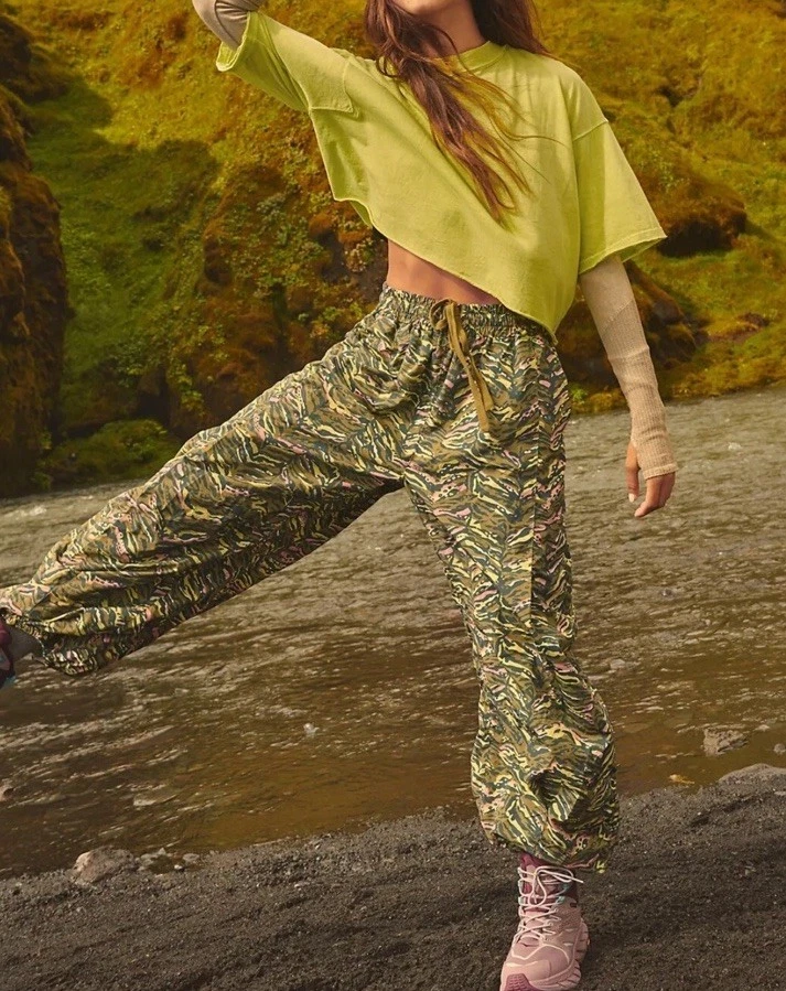 Pantalones de chándal FREE PEOPLE para mujer Zephyr estampados globo combo oliva talla M