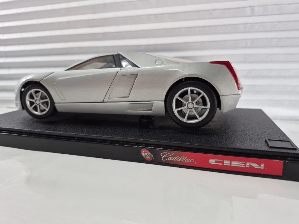 ***** Veículo conceito Cadillac Cien V-12 prata estado perfeito 1/18 Hot Wheels em suporte - Imagem 2 de 4