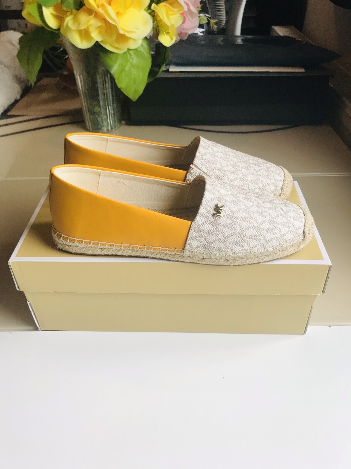 MICHAEL KORS KENDRICK WOMENS SLIP ON BONE FABRIC SLIM FEET SIZE 6 / 39 RRP £129 image 2