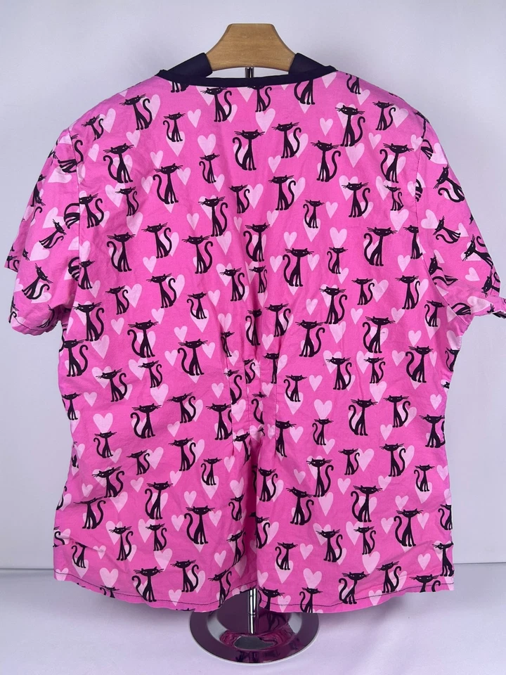 Blusa Médica Landau Mujer Talla L - Rosa con Gato Elegante Negro - Espalda Plisada Foto 3 de 4