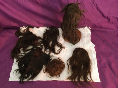Poupées anciennes lot de 5 perruques en cheveux naturels .Lot