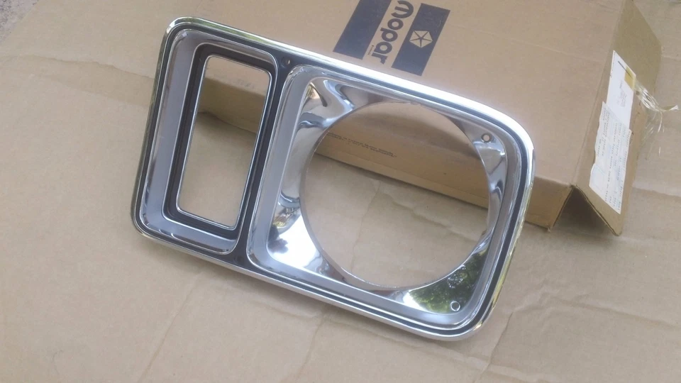 Nuevo de Lote Antiguo MoPar 1975 1976 1977 Plymouth Gran Fury lado izquierdo FARO BISEL 3781023 Foto 2 de 4