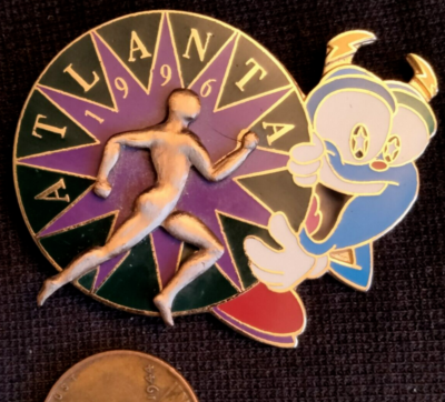 Pin's Officiel Atlanta 1996 – Mascotte Izzy Friends Forever, Produit Sous Licence