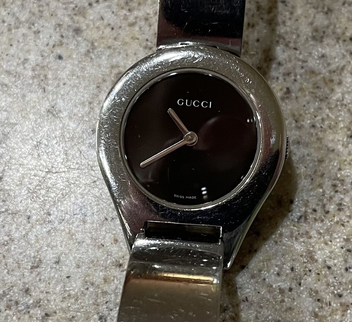 GUCCI 6700L STAINLESS STEEL WR WOMENS QUARTZ WATCH & BOX GUCCI 6700L STAINLESS STEEL WR WOMENS QUARTZ WATCH & BOX