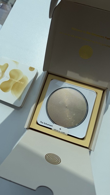 The Schumann V3 Electrotherapy Device Kit White/Gold w/ Control Unit & USB Cable