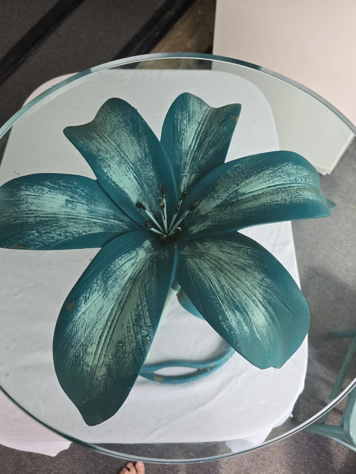 Mesa auxiliar Arthur Court estilo lirio de metal años 60 con tapa de vidrio Foto 2 de 4