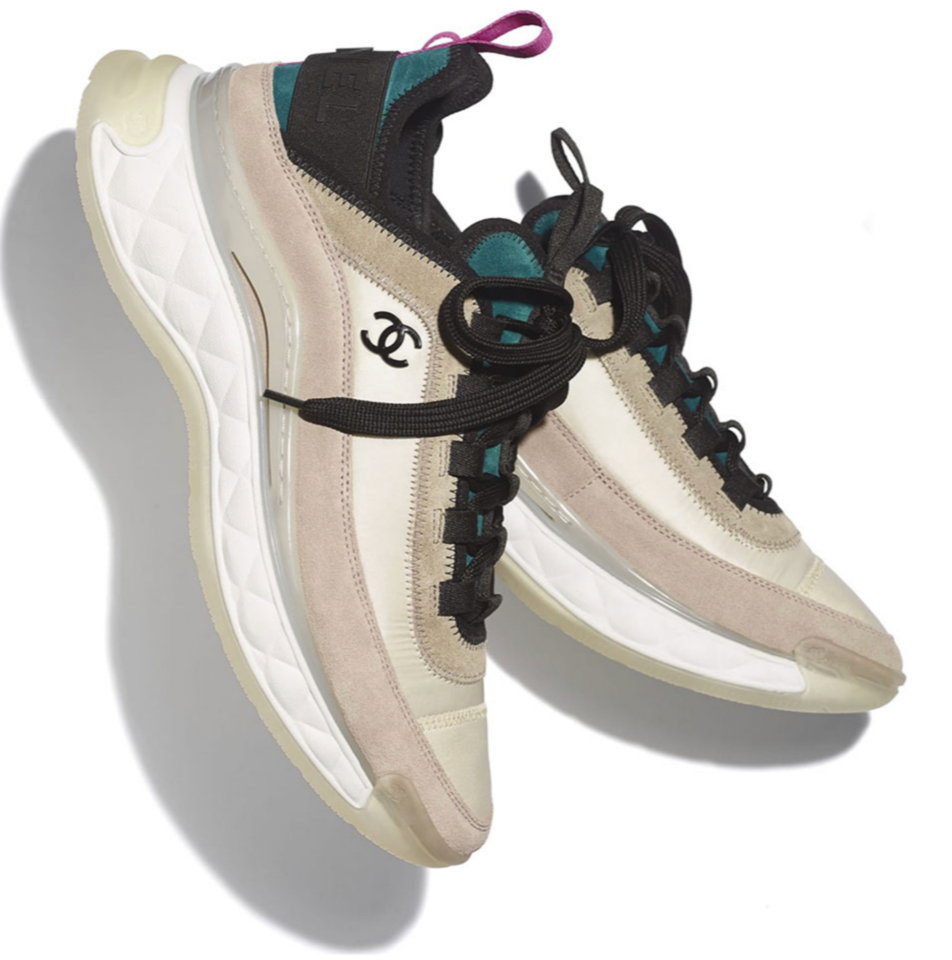 CHANELスニーカー ベロアで足元に華やかさをプラス】CHANEL CCロゴ スニーカー (CHANEL