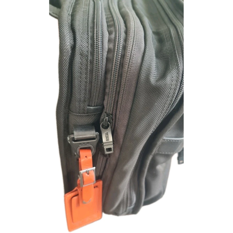 Calzoncillo organizador expandible para computadora portátil Tumi Alpha 2 26145D2 negro con correa Foto 3 de 4