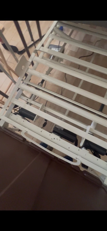 Invacare G5510 全电动医院床 + 舒适泡沫床垫 - 轻度使用 — 第 3/4 张图片