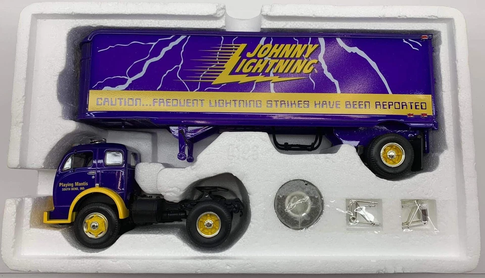 Tractor First Gear 1/34 #19-2056 Johnny Lightning 1953 blanco 3000 con remolque de 30’ Foto 2 de 4